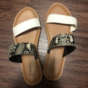 Time & Tru memory foam sandal, white/snakeskin